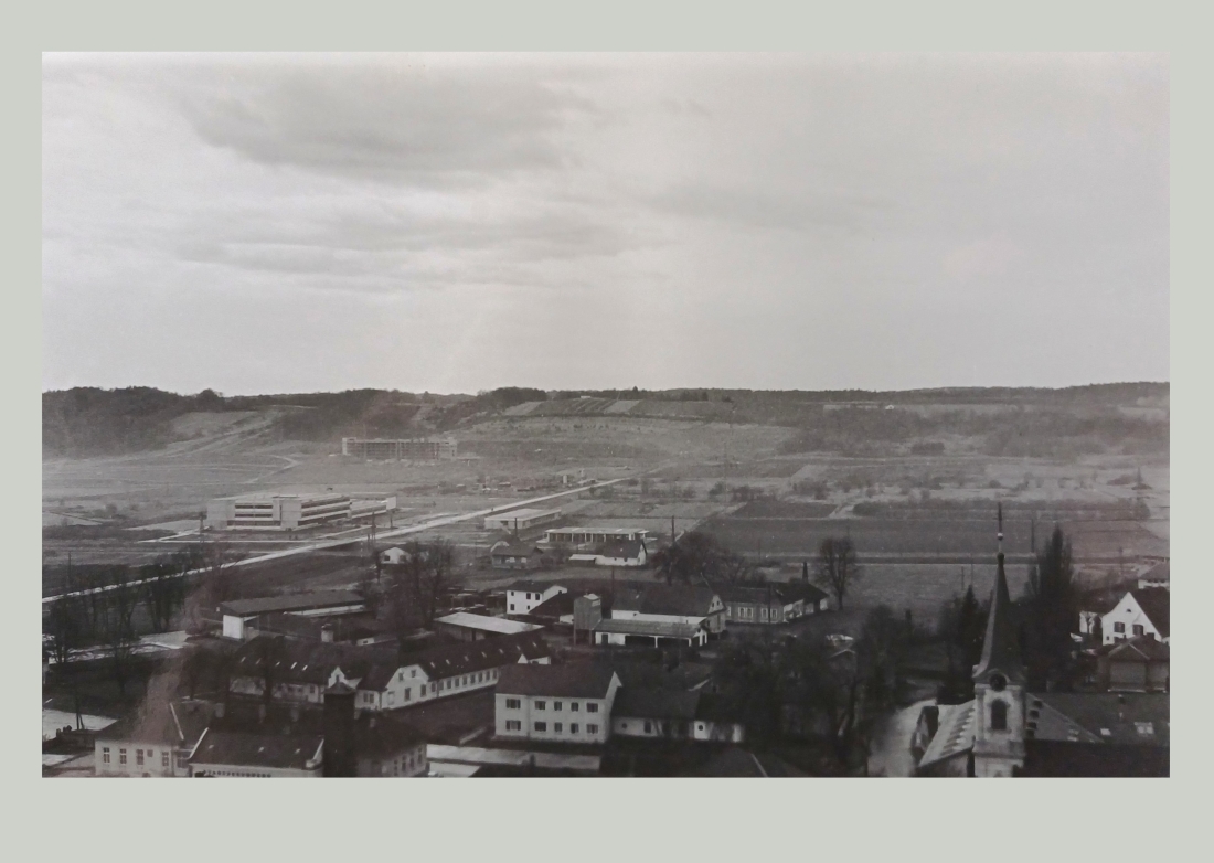 Blick gegen Süden auf den damals noch unverbauten Bereich der Stadt entlang der Schulgasse bis zum Krankenhaus Dornburggasse 80
