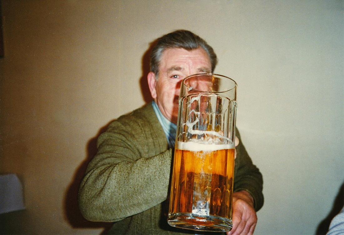 Zum Wohl - "Playboy" Johann Kollar (*1932/+2025) trinkt auf Anna Hicke´s 70-er