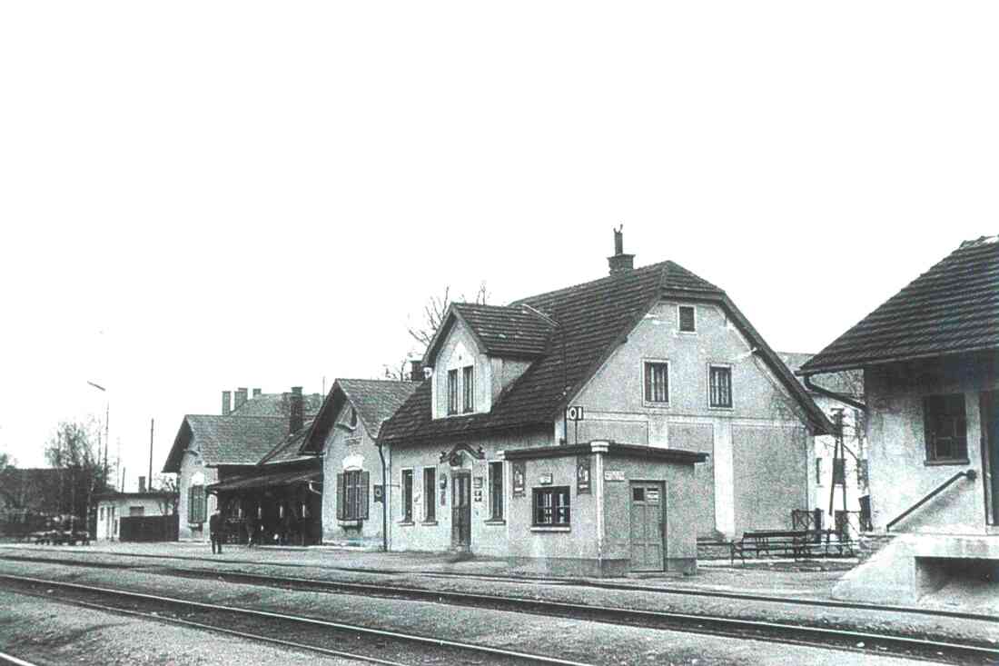 Bahnhof mit Bahnhofsgastwirtschaft