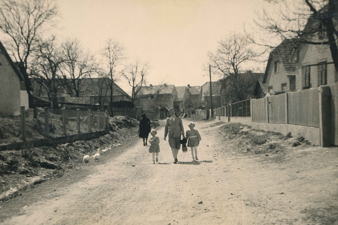 Blick in die Wiesengasse gegen N mit Fam. Fülöp