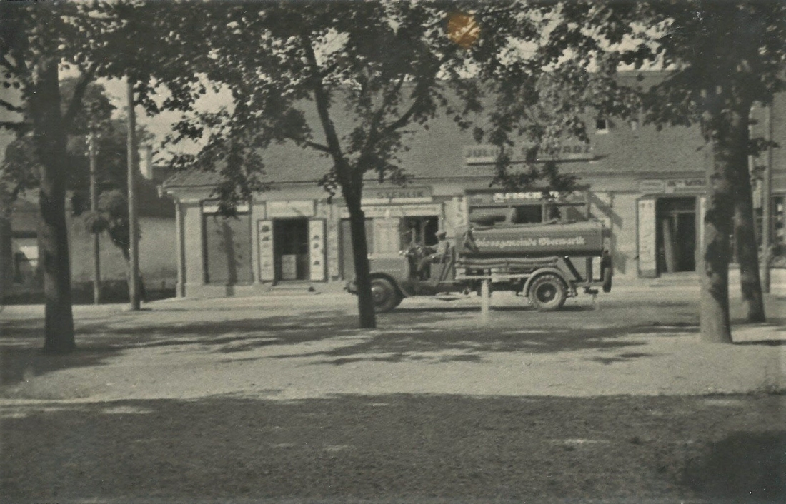 Spritz- bzw. Wasserwagen der Großgemeinde Oberwarth vor dem Haus Hauptplatz 3 und 4
