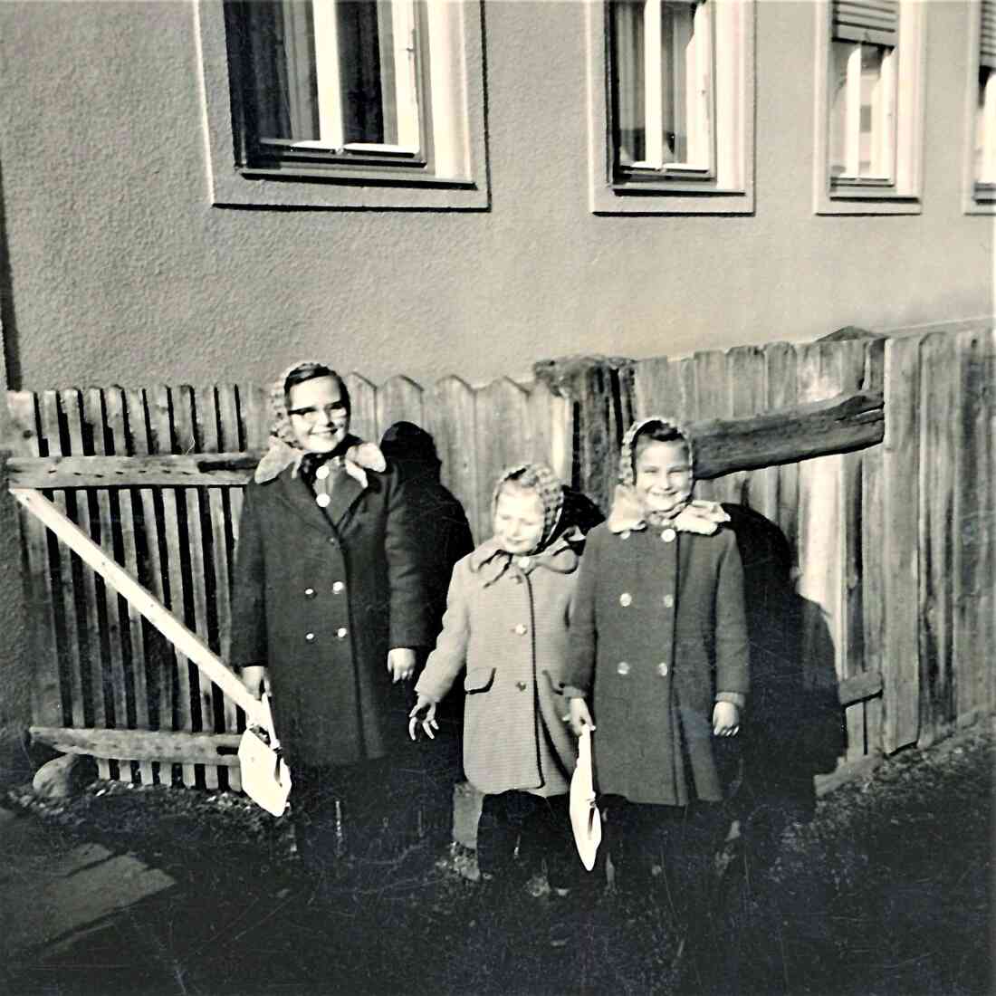 Die Schwestern Böcskör vor dem Haus OW 501 / Graf Erdödystraße 44