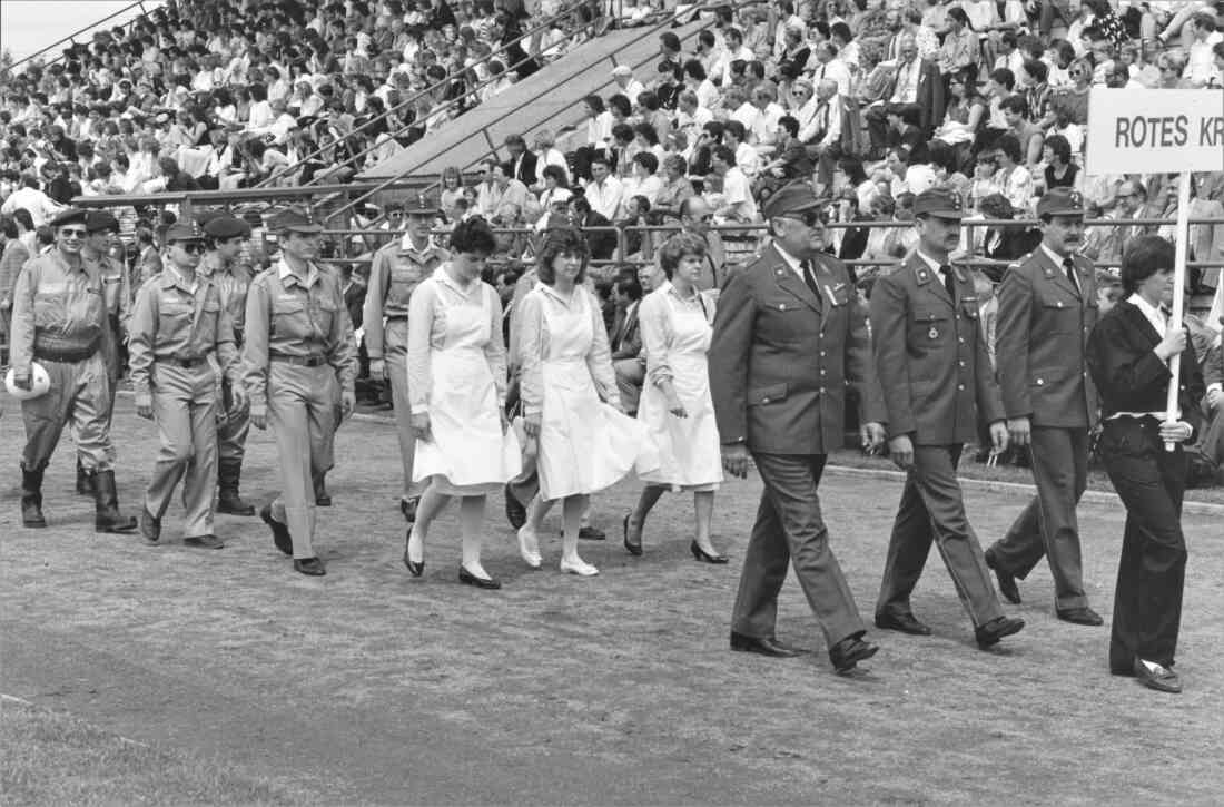 Rotes Kreuz: 50 Jahre Stadt Oberwart - Einzug der Delegation ins Informstadion (Stöhr/Imre/Pal/Hutter/Schwarz/Schneemann/Mayer/Meyer/Drobits/Adorjan/Heinisch)