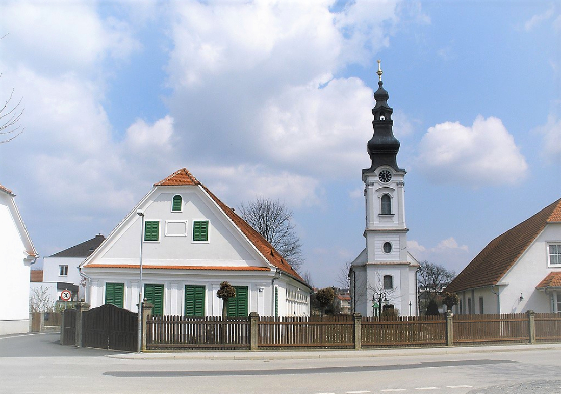 Reformierte Pfarrgemeinde: Kirche mit altem Pfarrhaus und Gemeindesaal