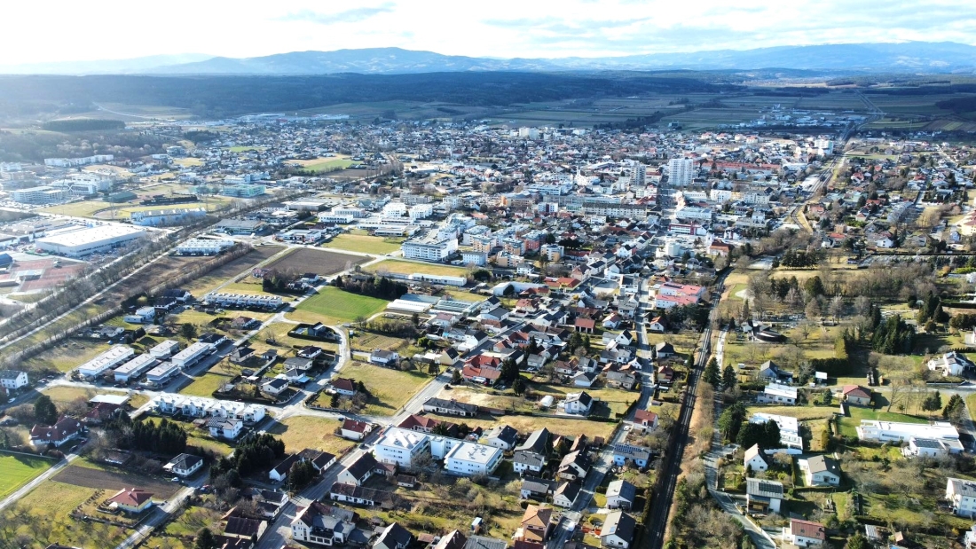 Flugaufnahme/Luftbild: Blick vom Untertrum gegen W auf das Zentrum und das Obertrum