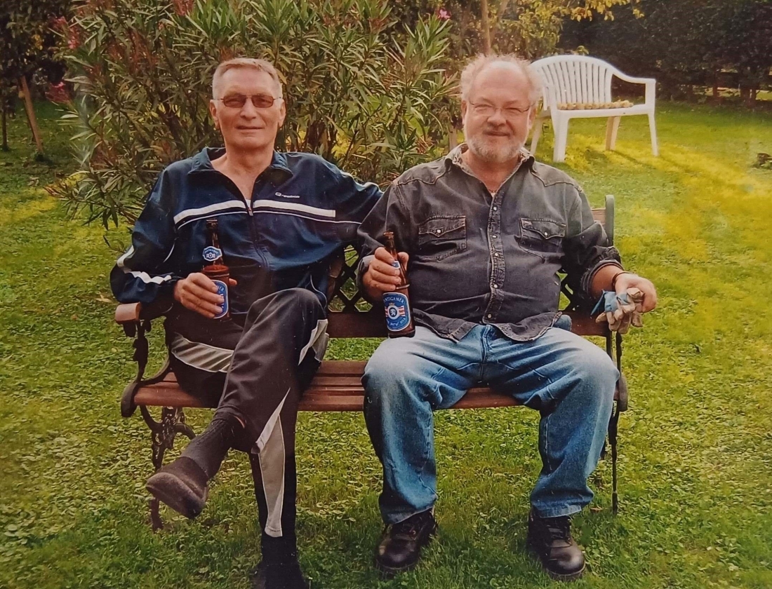 Freundschaftbier in Nachbars Garten: Dieter Leirer und Gerhard Pongracz