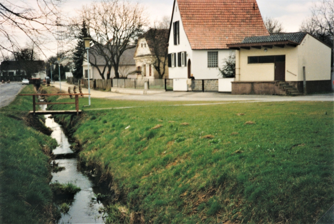 Überbauung und Neugestaltung im Verlauf des Wehoferbaches: Bereich Roseggergasse Richtung SO - vor Beginn der Bauarbeiten