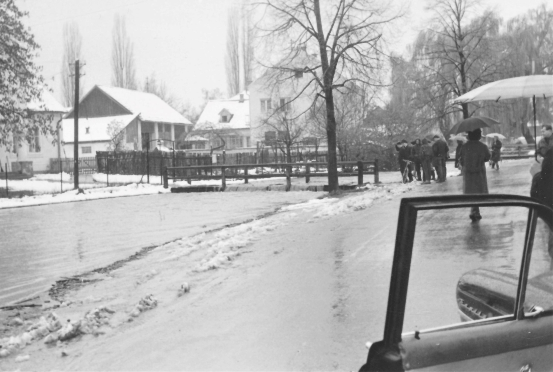 Hochwasser am Wehoferbach 1965: der Steeg zum Kindergarten (Badgasse 4) ist bereits überflutet