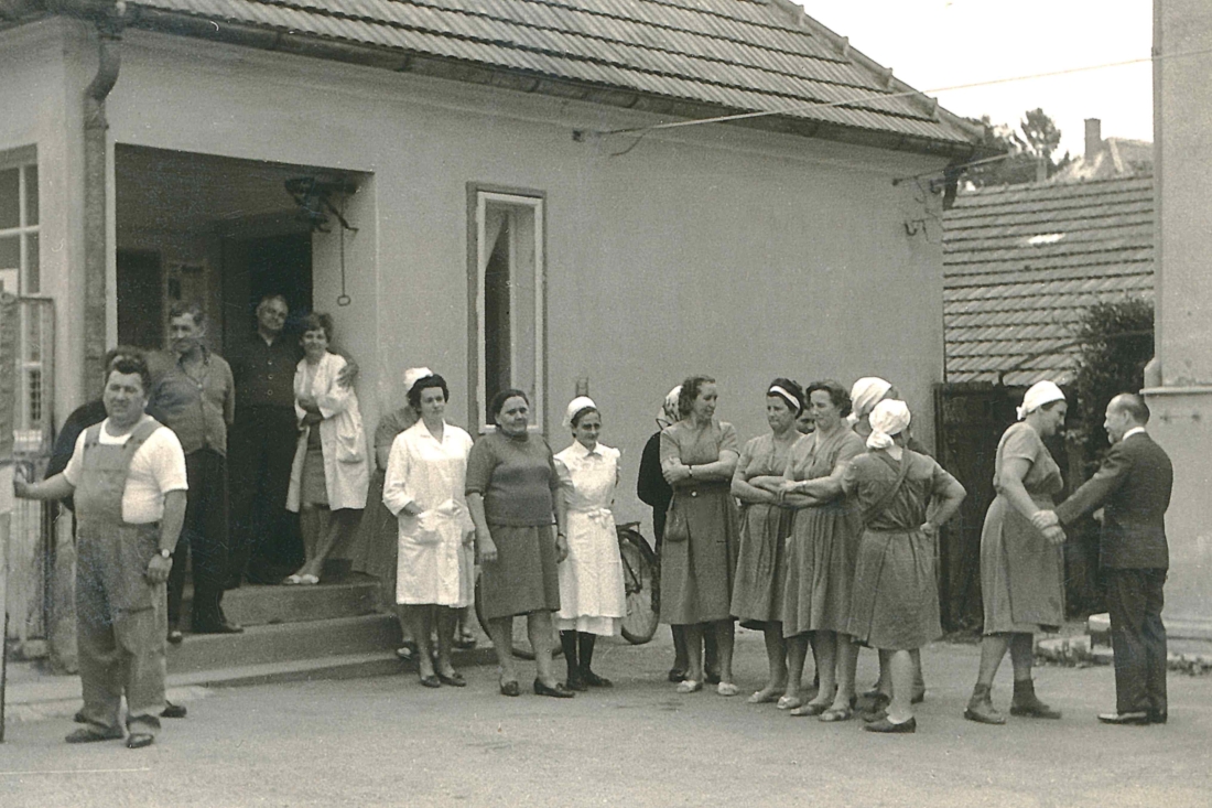 Altens Krankenhause (Spitalgasse): die Belegschaft nimmt anlässlich der Gratulation zur Hochzeit von Prim Heinrich Kiss Aufstellung
