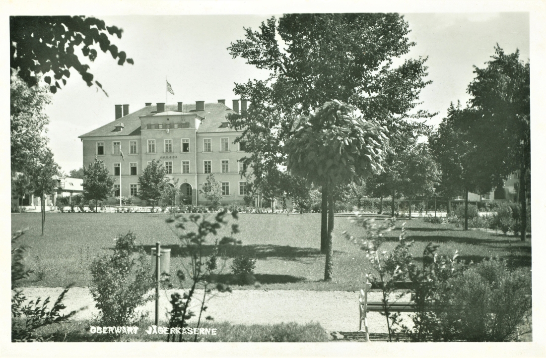 Kaserne: Blick durch Teile des Parks auf das Mannschaftsgebäude (Prinz Eugenstraße 6)