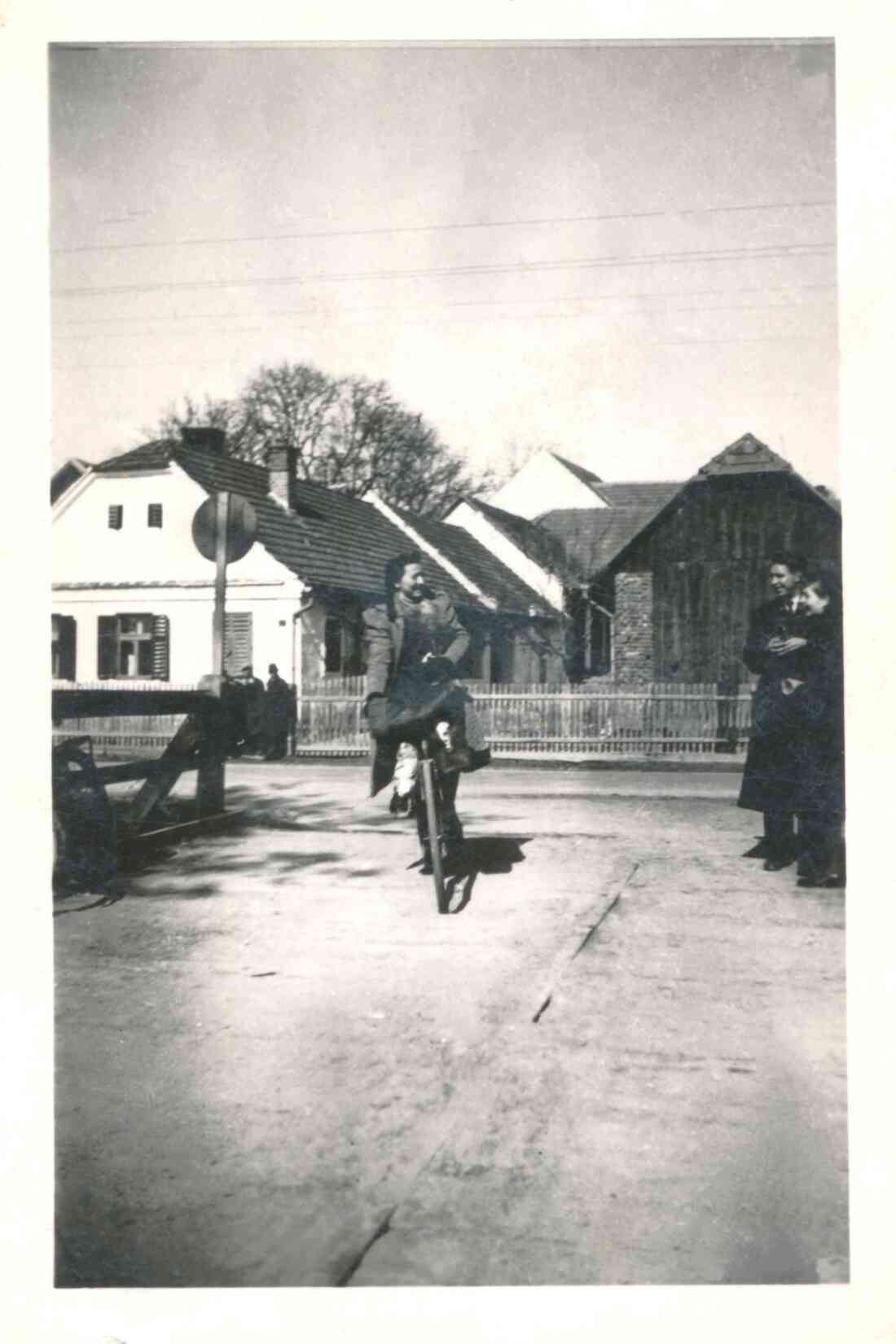 Flotte Radfahrerin auf der Unterwarter Pinkabrücke - Haus Steinamangererstraße 87