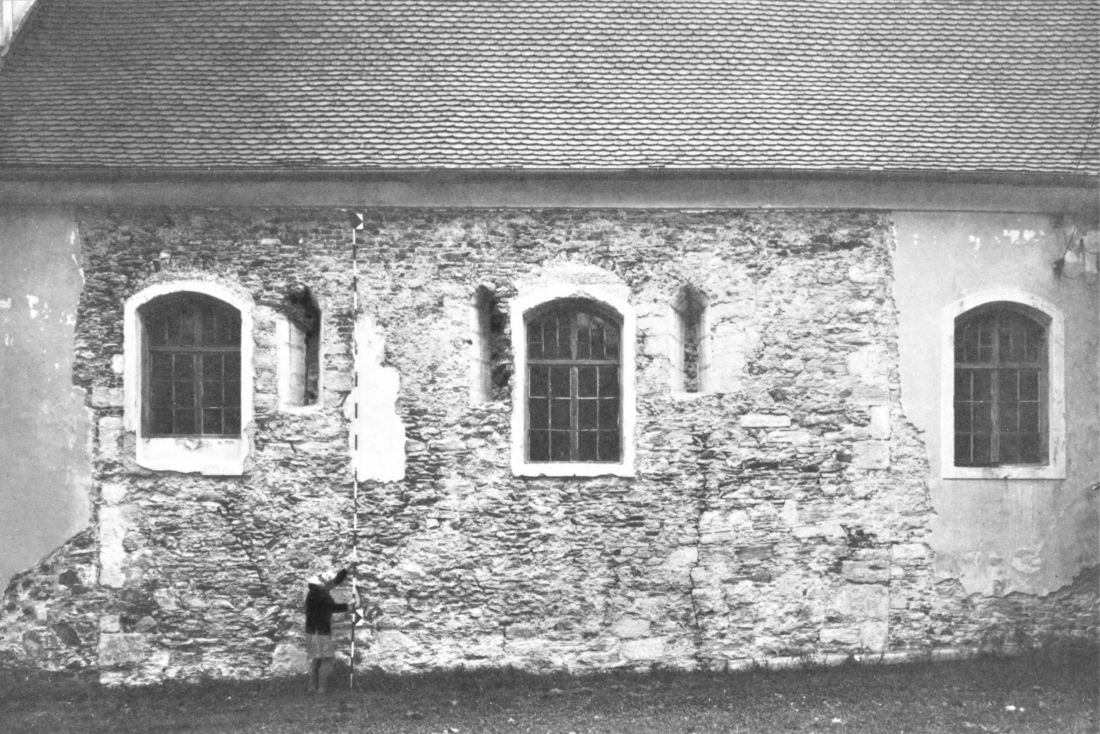 Röm. kath. Pfarre: Mittelalterliches Mauerwerk an der Südfront der Kirche Maria Himmelfahrt
