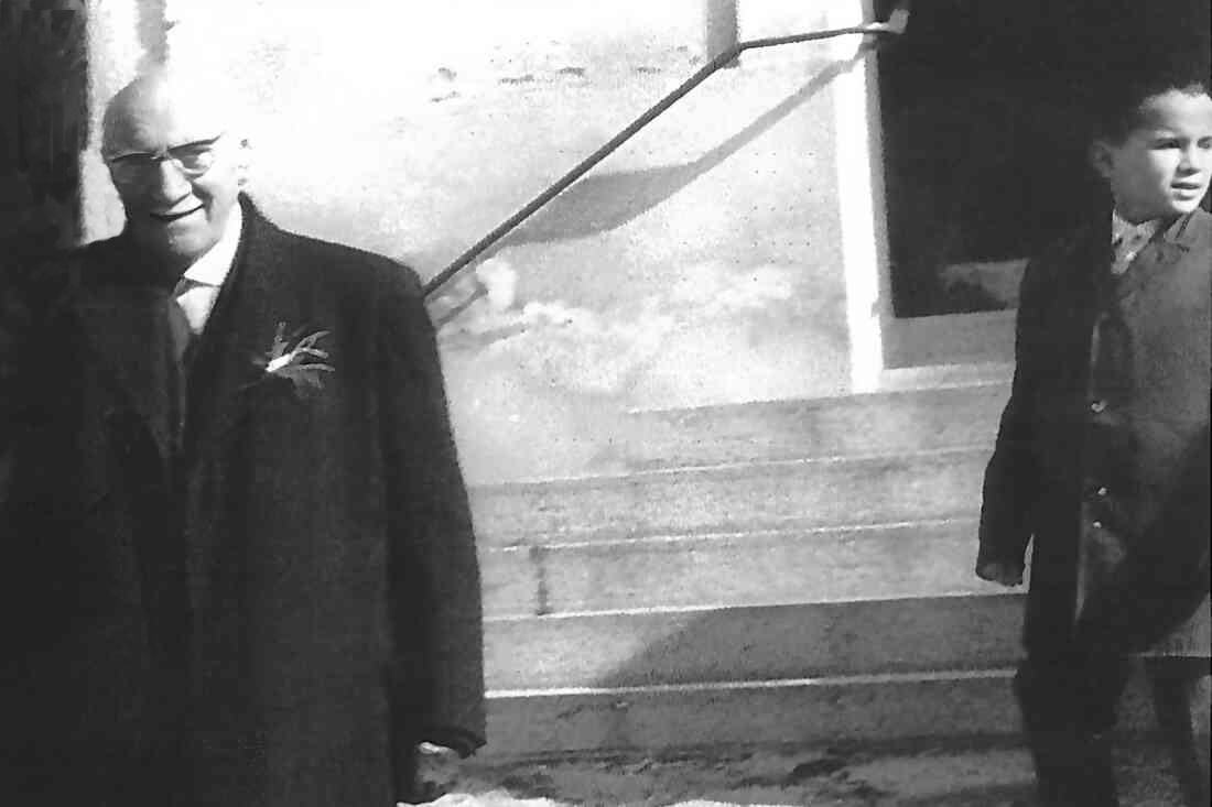 Dr. Karl Fuith (Rechtsanwalt; *1884/+1966) mit seinem Enkel Peter Fuith(*1954) nach der Messe anlässlich der Goldenen Hochzeit der Großeltern