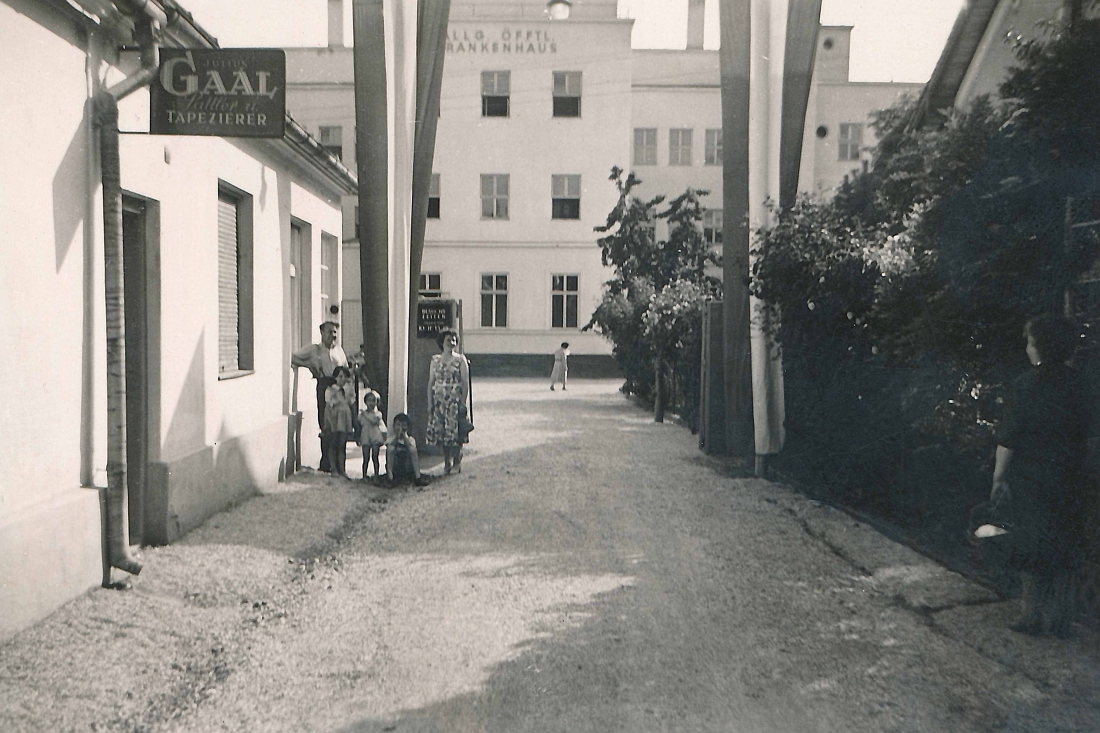 Altens Krankenhauses (Spitalgasse): festliche Beflaggung anlässlich der Eröffnung nach der Erweiterung 1953 bis 1955