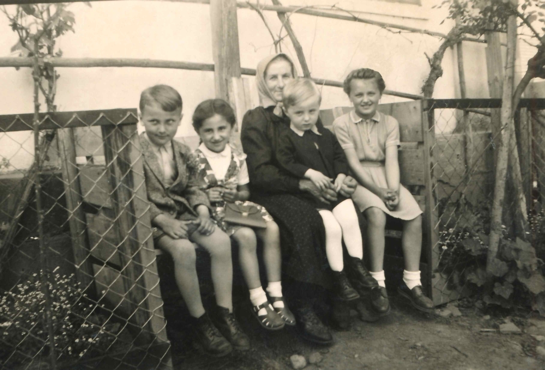 Oma Karoline Baliko (geb. Baliko, *1889/+1969) mit ihren Enkelkindern