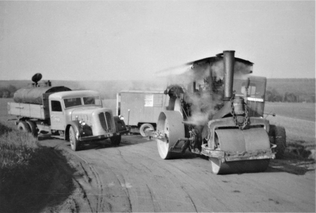 Bauamt: Straßenbau mit LKW, Dampfwalze und Gräder - Straßenbaubezirksamt