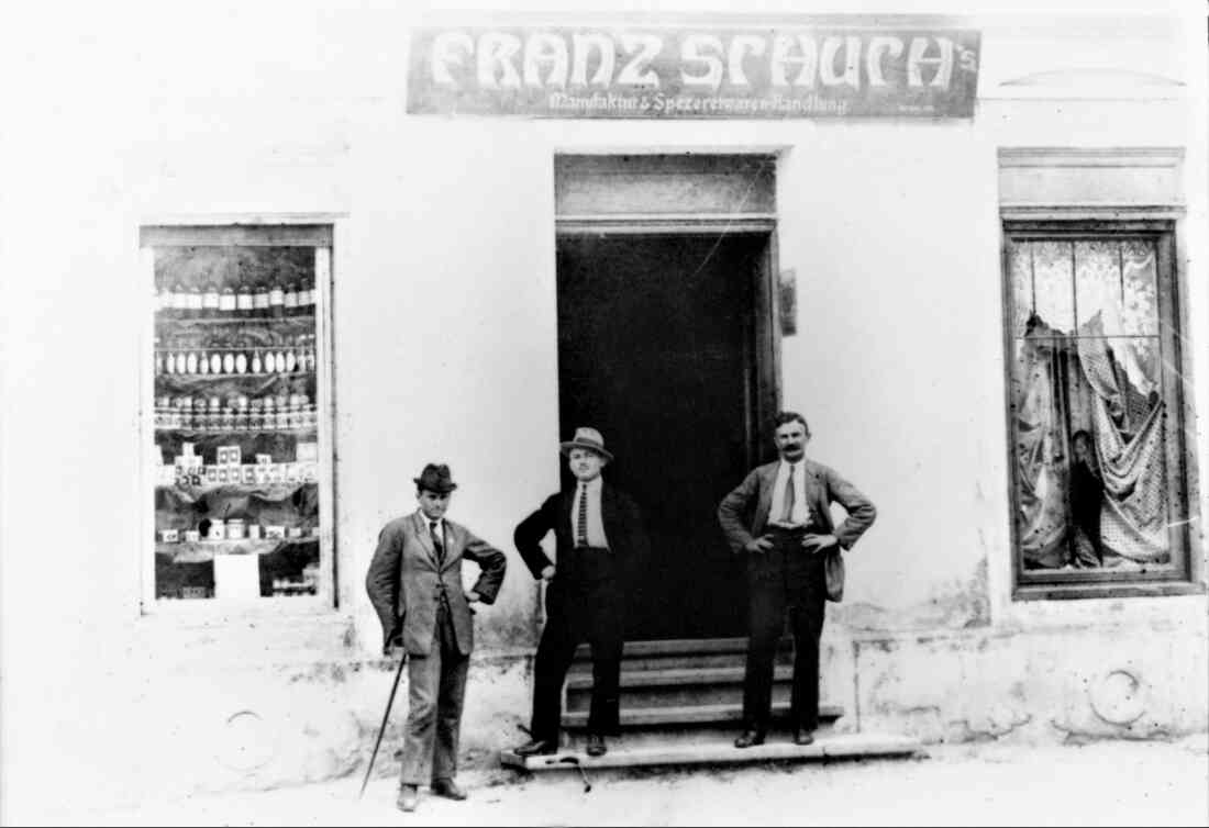 Franz Schuh (rechts) - Manufaktur und Spezereiwaren-Handlung - Wienerstraße 3, linkes Geschäftslokal