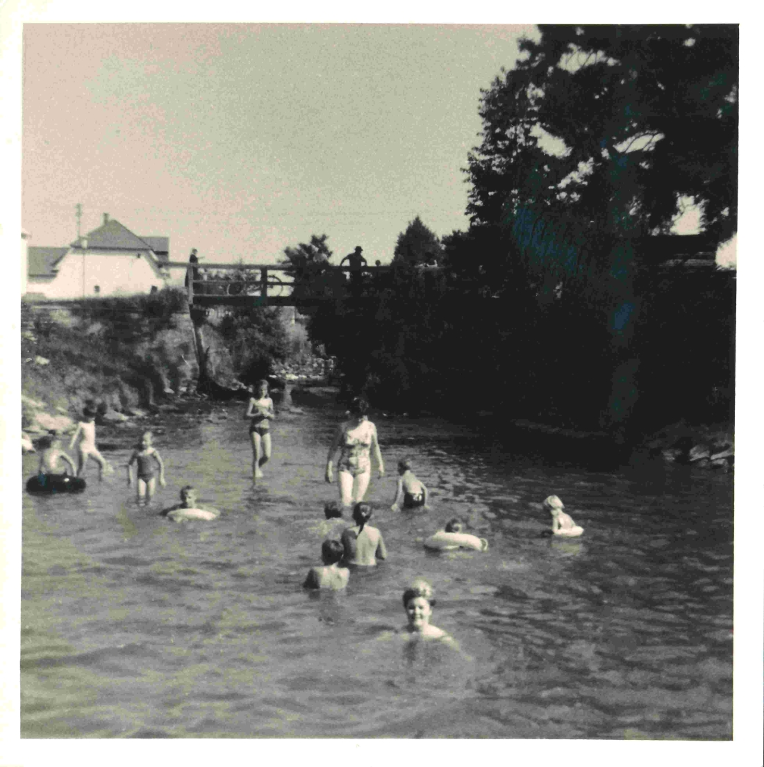 Baden am "Pinkastrand": vorne in der Bildmitte "Badenixe" Helene Adorjan (geb. Böcskör)