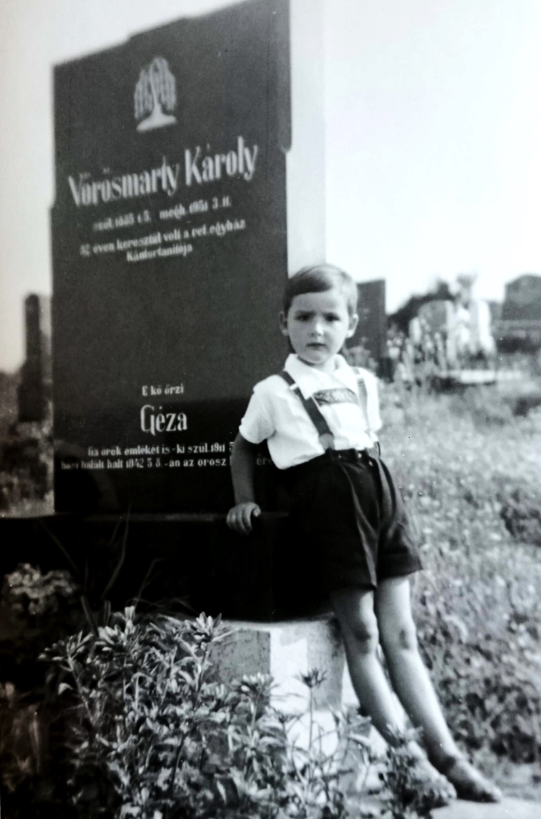 Geza-Michael Vörösmarty (*1957) am Grab seines Großvaters, des ref. Kantors und Lehrers Karl Vörösmarty (*1885 /+1951)