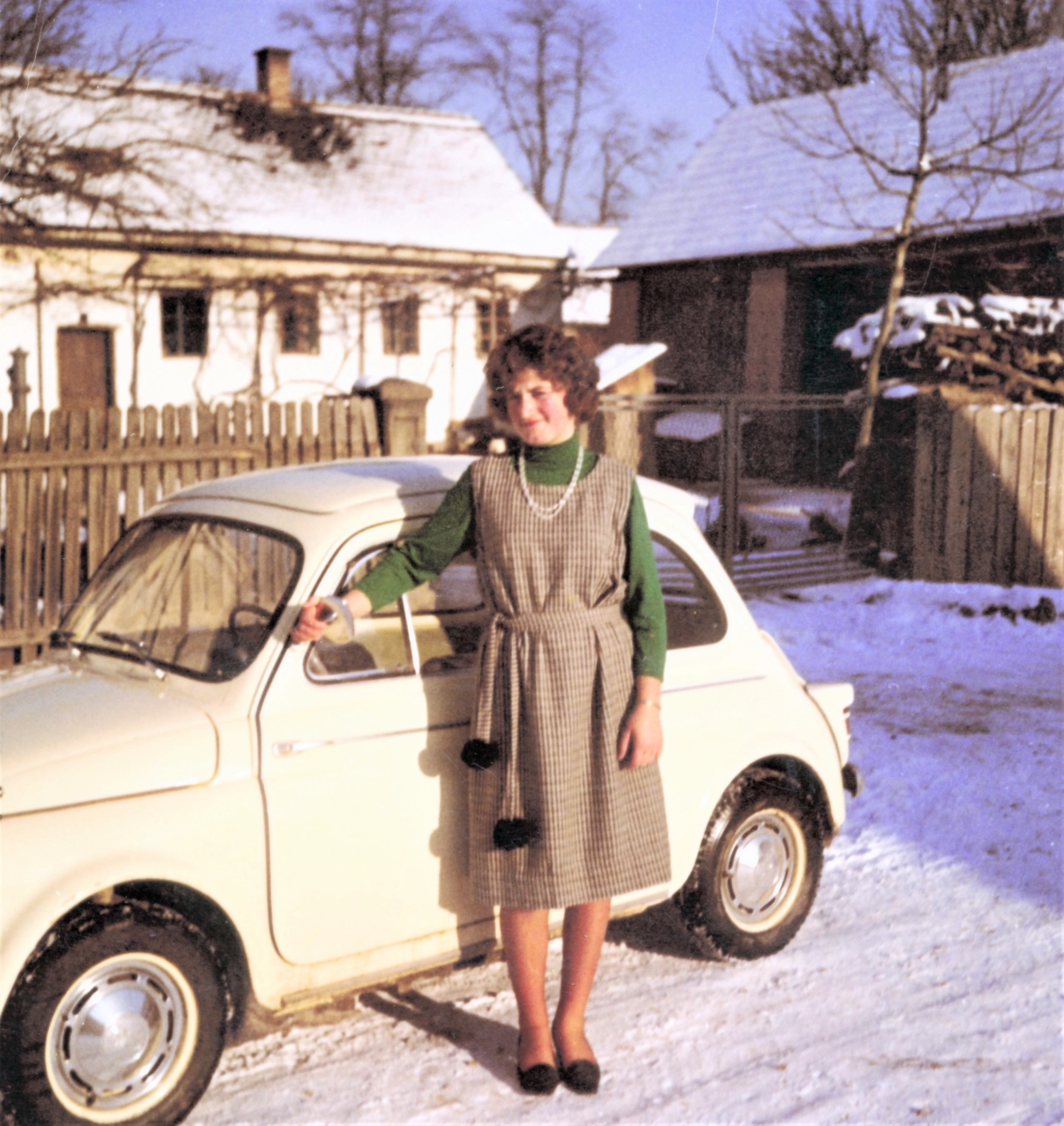 Isabella Baliko (verh. Tölly) vor dem Puch ihres Verlobten und dem Elternhaus Mühlgasse 16