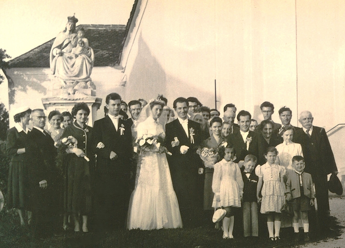 Die Hochzeitsgesellschaft der Hochzeit Otto Miertl (*1928/+2018) und Edith Langer (*1933/+2019)