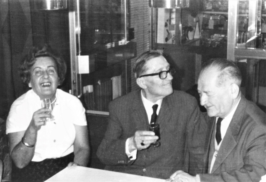 Café-Konditorei Erna Strauss (Haydnhof / Schulgasse 1) - bekannt sind auch die Schreibweisen Strauß und Strauhs mit den Hrn. Steurer und Kropf