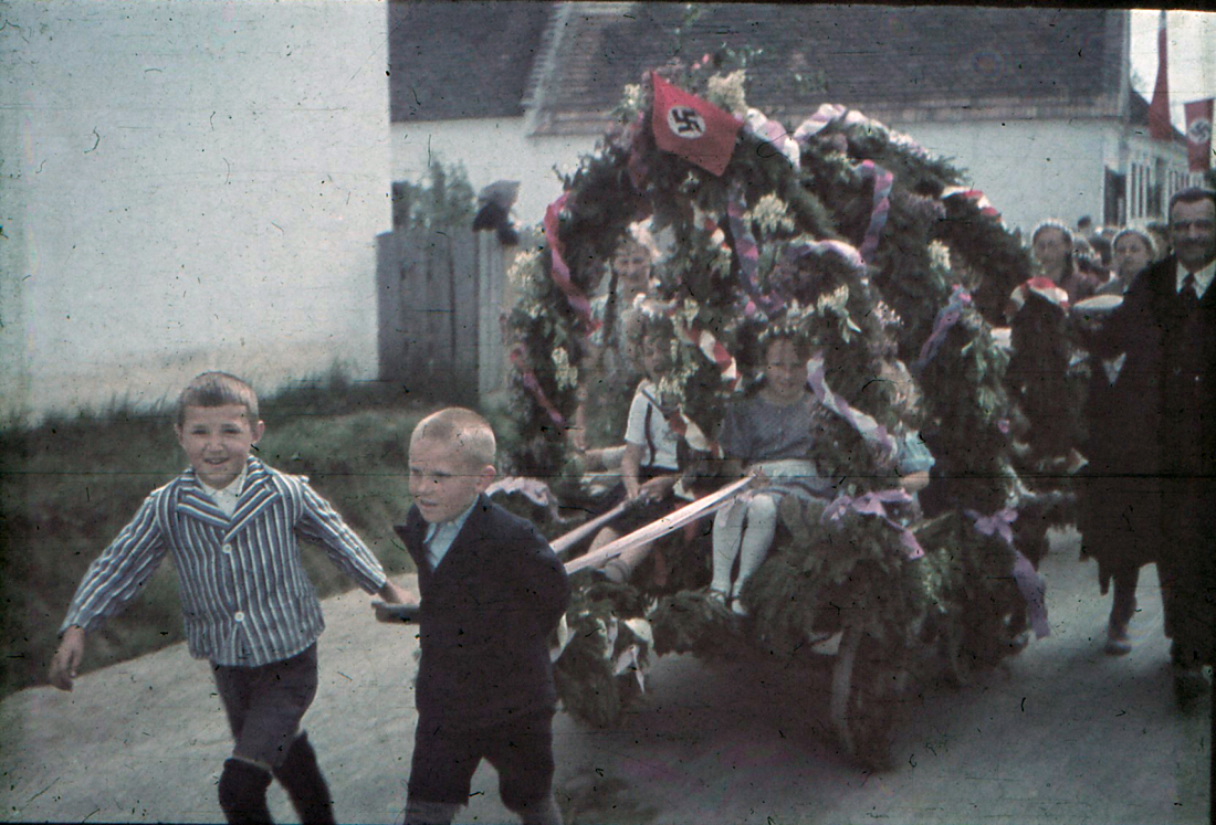 Festzug während der NAZI-Zeit am 1. Mai 1939: Wagen des Jungvolks