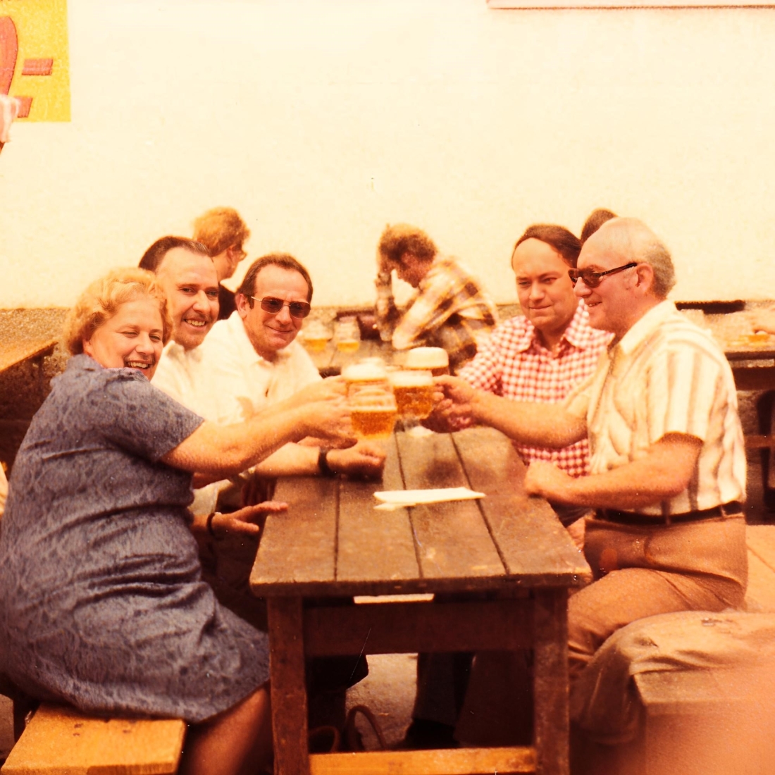 KGM (Konsum/COOP) - Markt: gemütliches Grillfest zur Kundenbindung neben dem Marktgebäude (Wienerstraße 13) - Kurz/Huber/Fürst/Muth