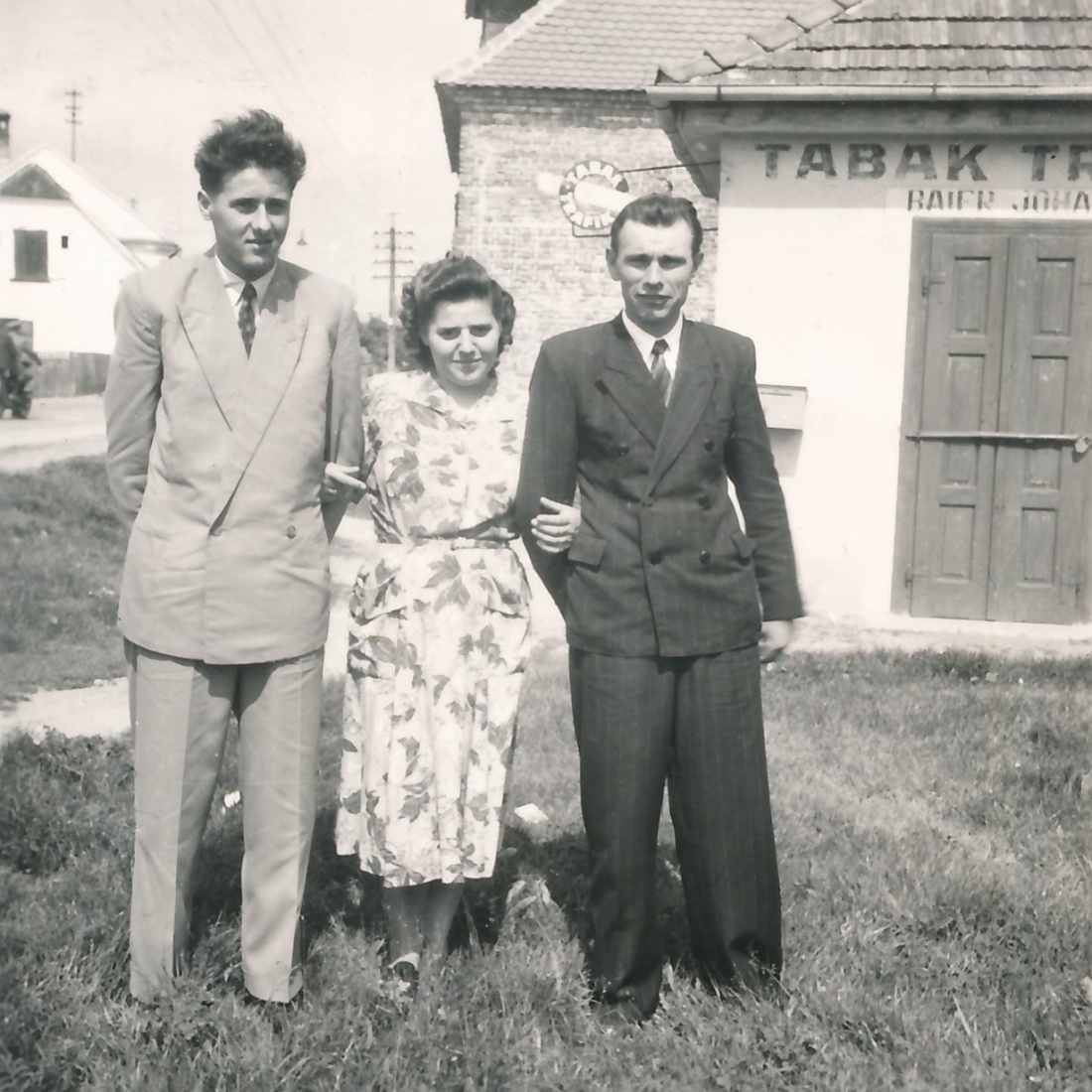 Dreiergruppe vor der Trafik Baier (Grazerstraße 67) - Imre/Kajdocsi