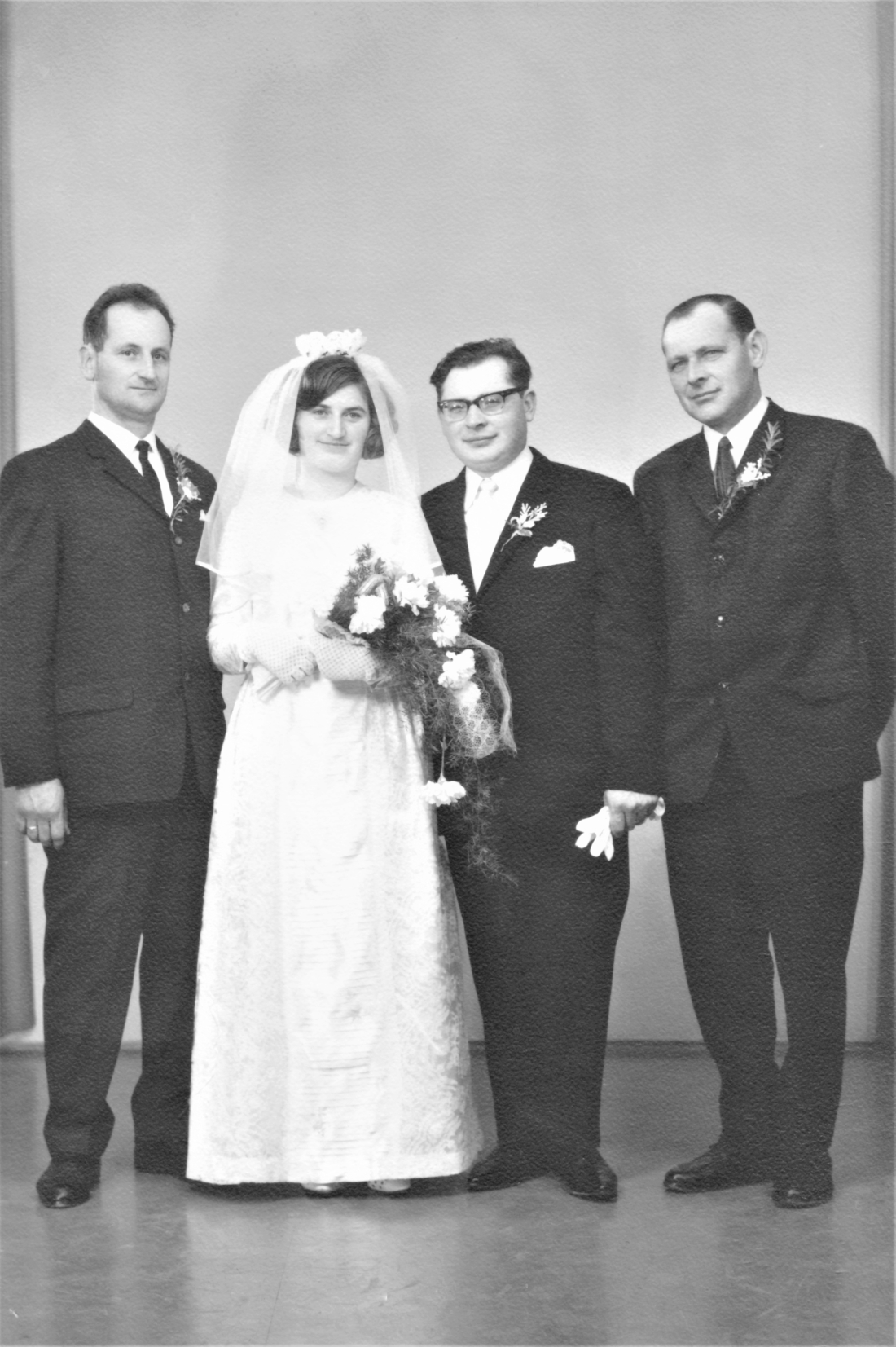 Hochzeit Isabella Baliko und Ernst Tölly am 4. Juli 1967: mit den Beiständen (L. Böcskör und A. Tölly)