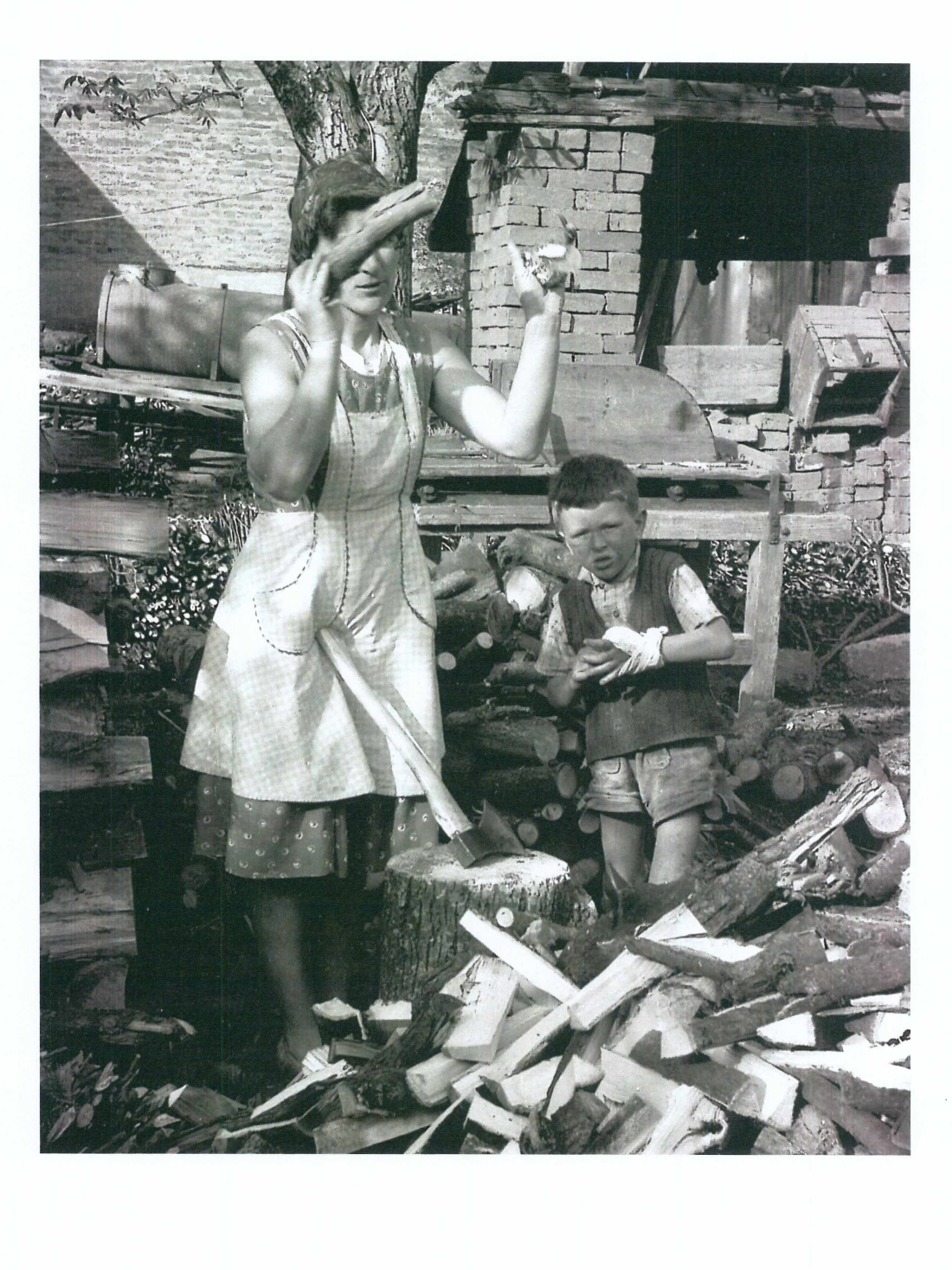 Mutter Hermine Polster (geb. Halper) mit Sohn Josef - St. Martin Nr.  9 (Oberwarter Straße 38+36) - bei Holzarbeiten