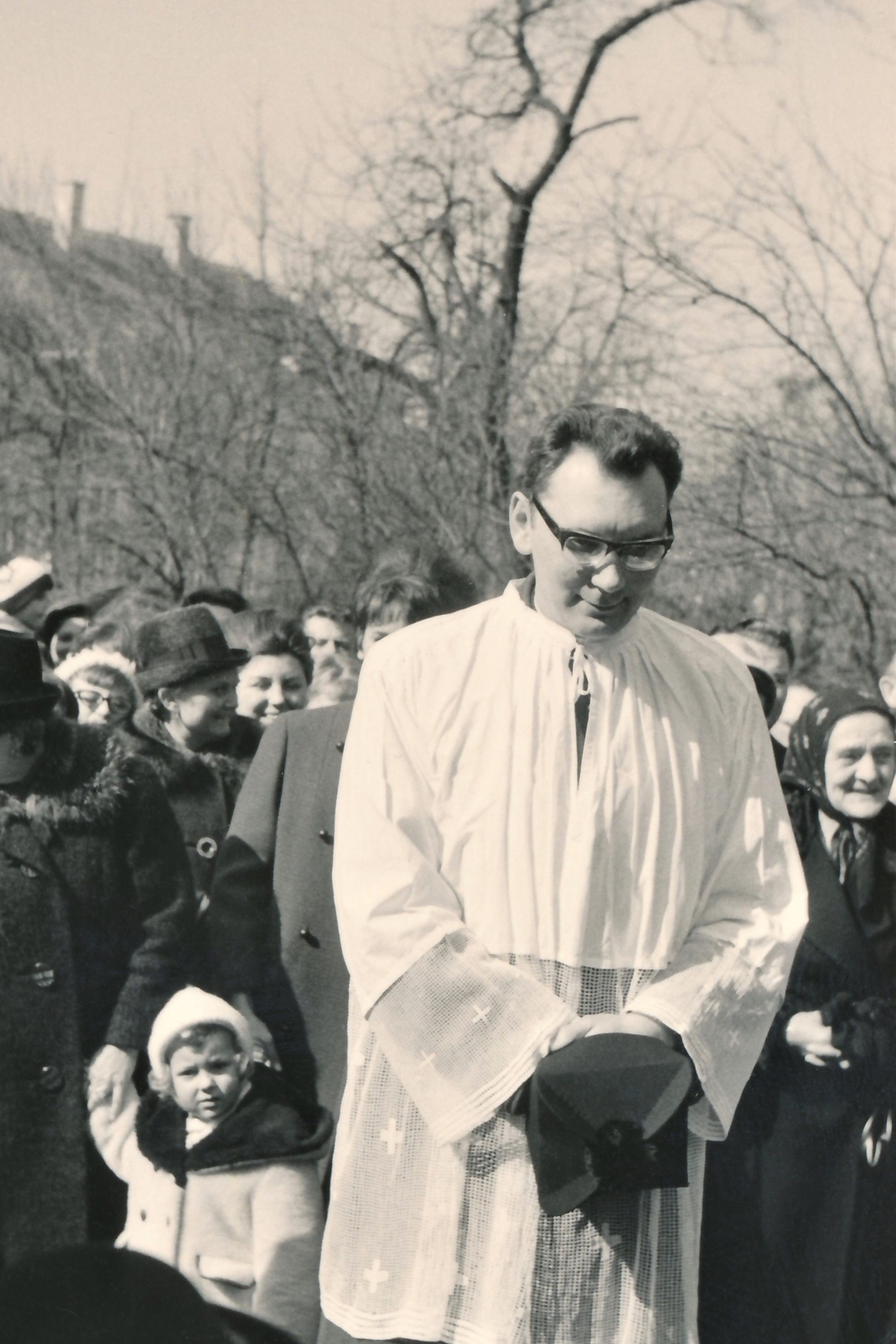 Röm. kath. Pfarre: Pfarrer Dr. Ladislaus Triber am Tag der Grundsteinlegung der Osterkirche