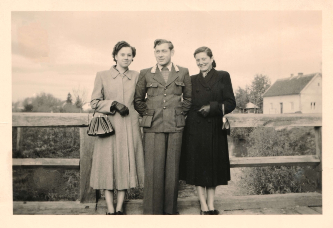 Josef Böcskör (*1932 - in seiner Rot-Kreuz-Uniform) mit Damenbegleitung auf der Unterwarter Pinkabrücke