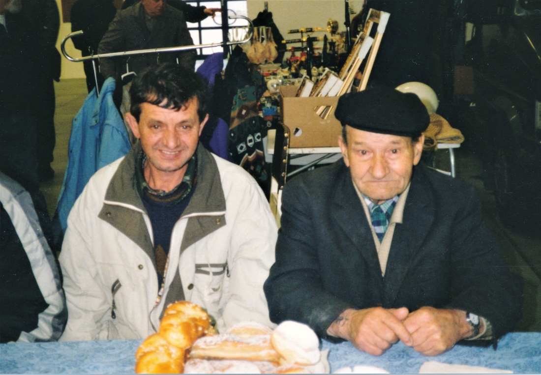 Roma: Michael Horvath "Pozzi-Mischka" (*1922/+2004) mit einem Sohn,  Fredi (*1954/+2011) am Flohmarkt in der Messehalle