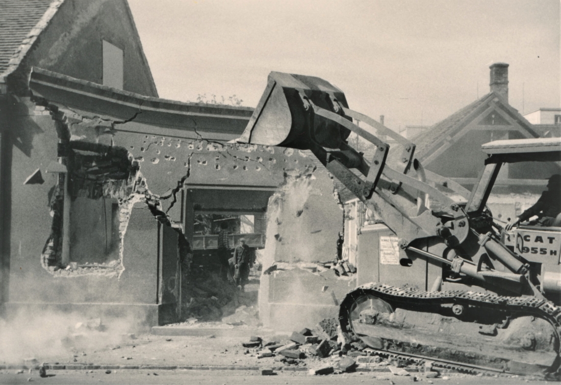 Abriss des ebenerdigen Gebäudes der Bestattung Gangoly (Steinamangererstraße 24)