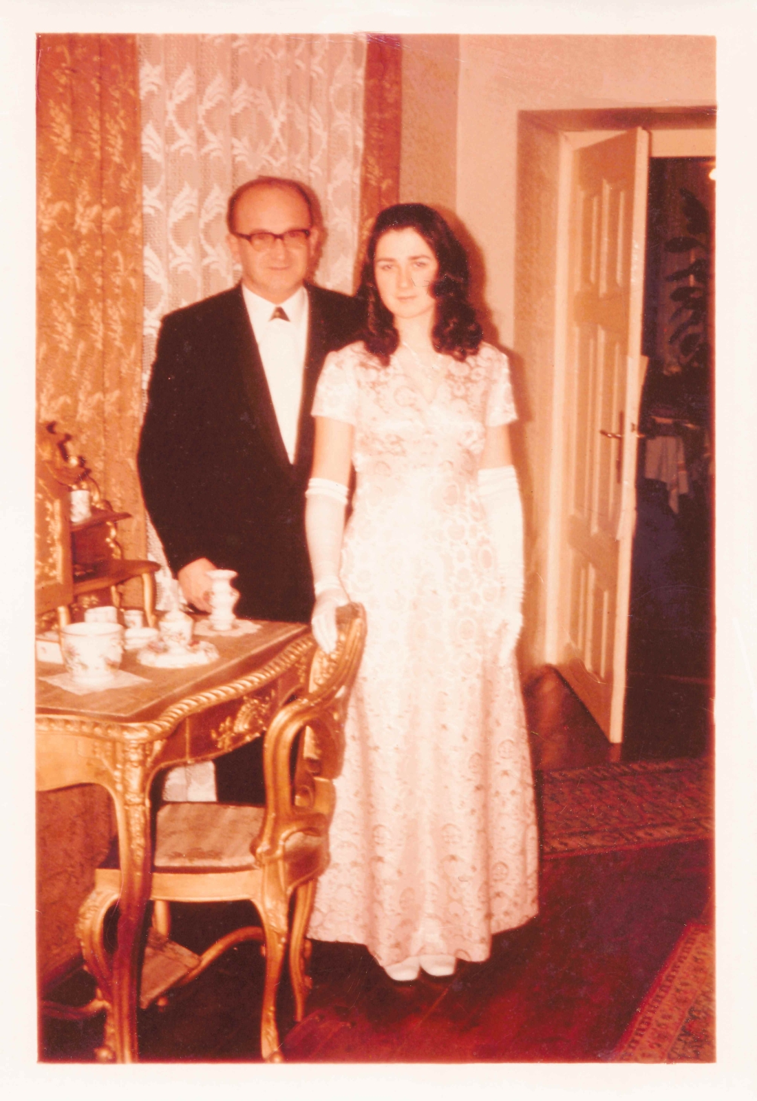 Landessuperintendent der Evang. Kirche H.B. / Reformierten Kirche in Österreich, Dr. et DDr. h.c. Pfarrer Imre /Emmerich Gyenge (*1925/+1996) mit Tochter Judih ('1952) vor dem Empfang durch den Bundespräsidenten