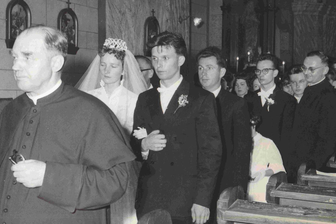 Hochzeit Erich Langer (*1934/+2010) und Elfriede Graf (*1936/+2015): Auszug nach der Trauung in der r.k. Pfarrkirche - Heintz/Graf/Eigenbauer/Miertl/Hicke