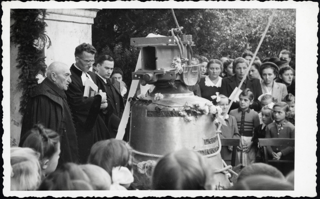 Evang. Pfarrgemeinde AB: Weihe der nach dem Krieg neu angeschafften Glocke