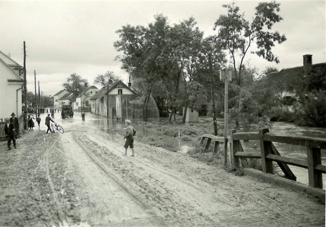 Pinka: Hochwasser Sommer 1937 - Pinkabrücke Grazerstraße in Richtung Ortsmitte