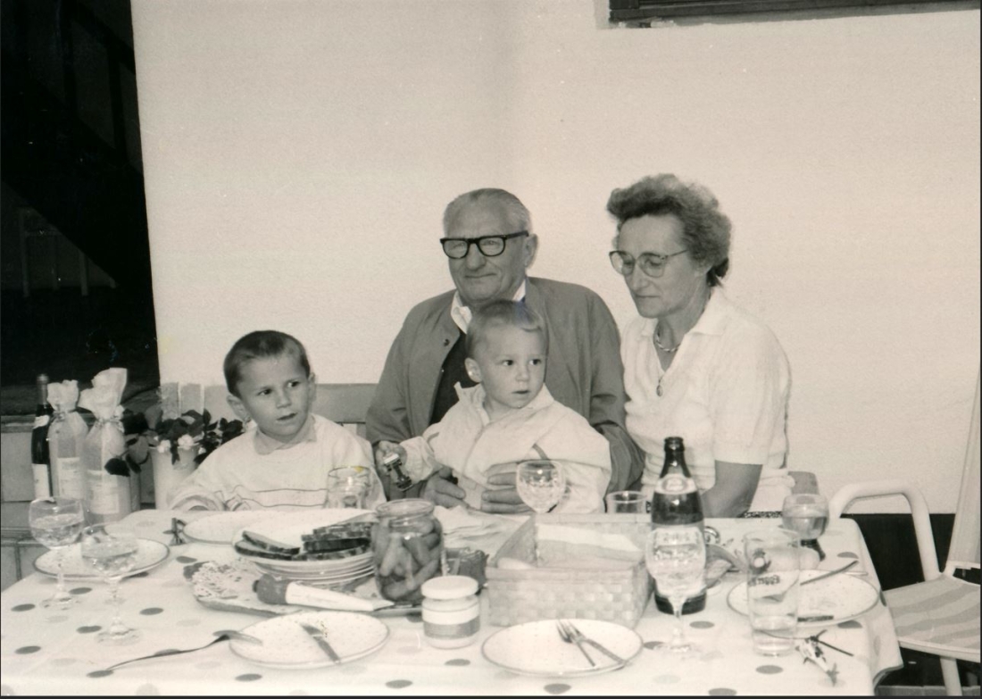 Michael Benkö (*1909/+1989) mit zwei Enkelsöhnen und der Tocher anlässlich seines 80. Geburtstags - Muth/Imre