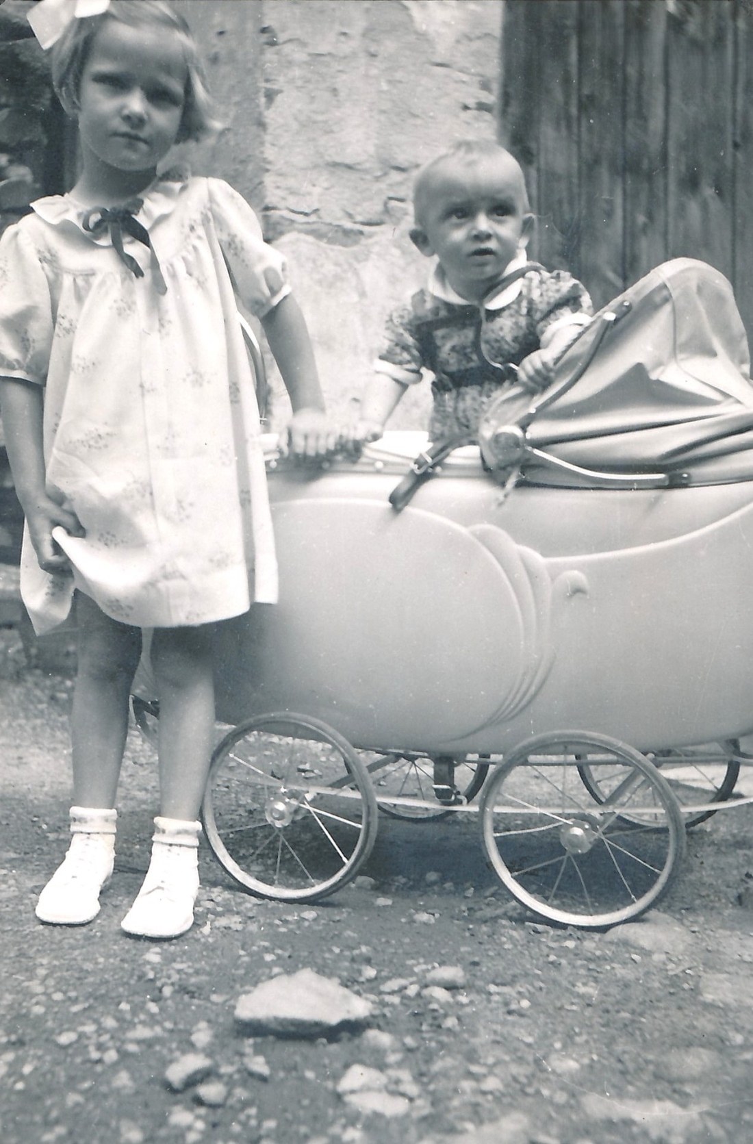 Die Geschwister Elfi und Gerhard Graf (Steinamangererstraße 39 / Steinamangererstraße 36b) mit Kinderwagen