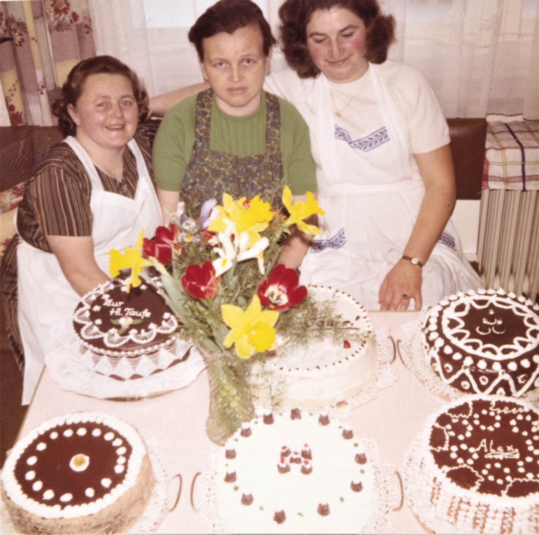 Taufe von Alexander Baliko (Sohn von Alexander und Zsofia Baliko - Mühlgasse 16a): die Tortenbäckerinnen - Fülöp / Baliko / Tölly