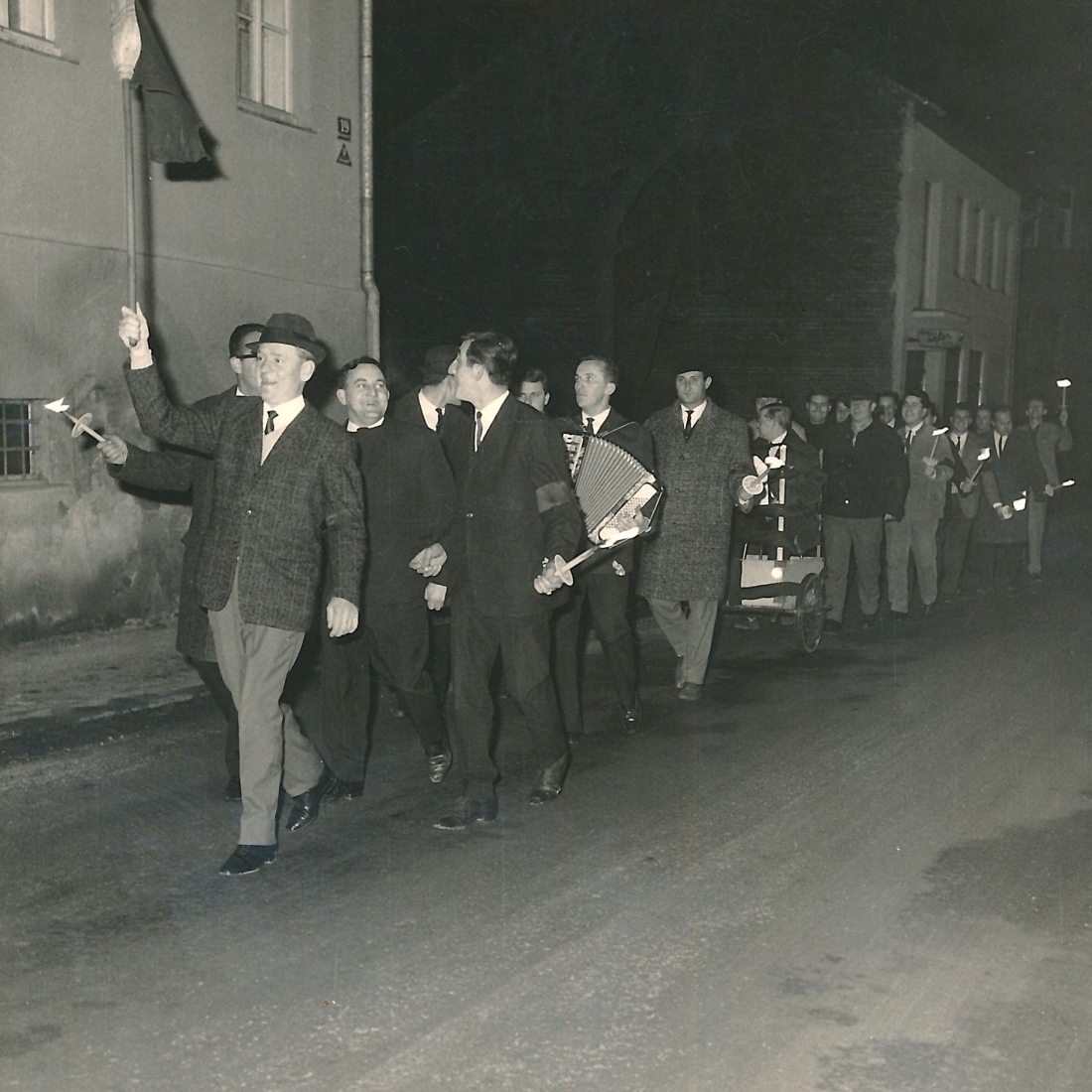 "Abschleppdienst Eisgartl" - Die Gruppe vom Polterabend von Helmut Samer mit den Freunden vom Cafe Rummel ("Sani") zieht mit Fackeln die Steinamangererstraße entlang - Graf/Rummel/Steurer/Jungschlager/Draschkowitz/Hadek/Vörös/Samer/Horvath/Zambo/Hegedüs/Kiss