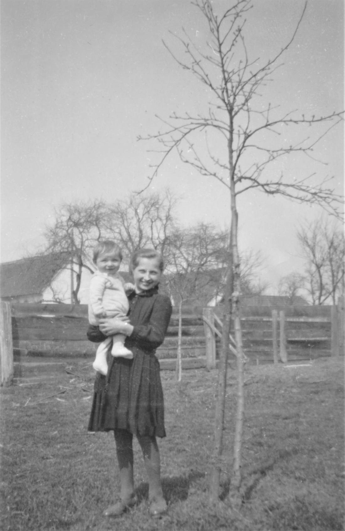 Ernst Tölly sen. (*1943) und Julianna Tölly (verh. Gangoly; *1930 / +2011) im Garten des Hauses Mühlgasse 7