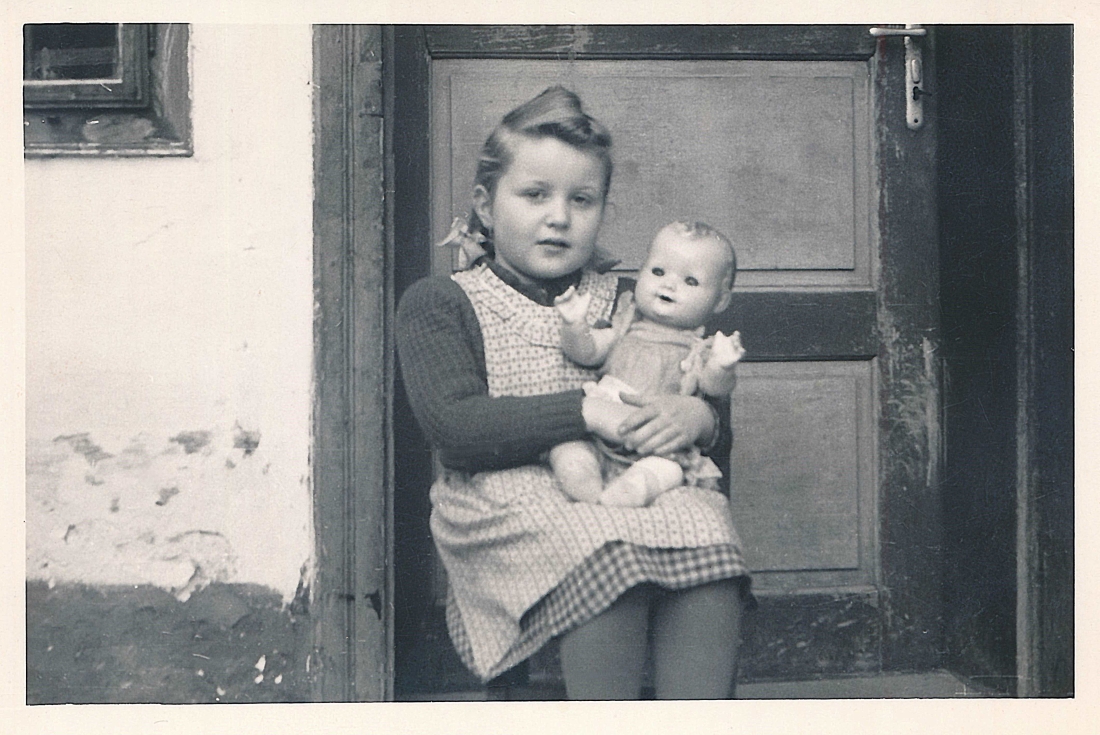 Esther Kantor (verh. Engelmeyer) mit ihrer Puppe