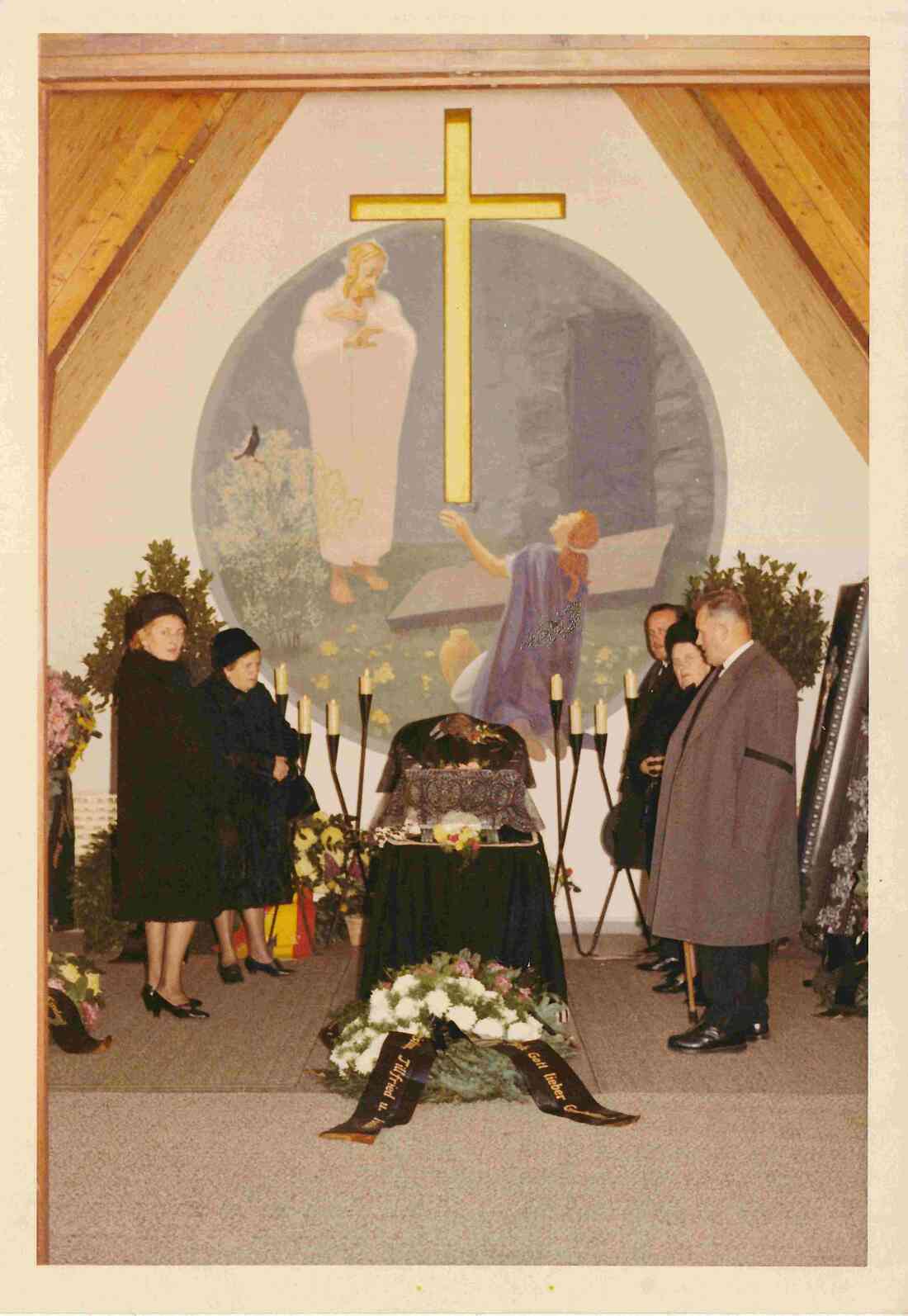 Evangelische Aufbahrungshalle: Ludwig Schober (*1870/+1967) im offenen Sarg mit der Trauerfamilie
