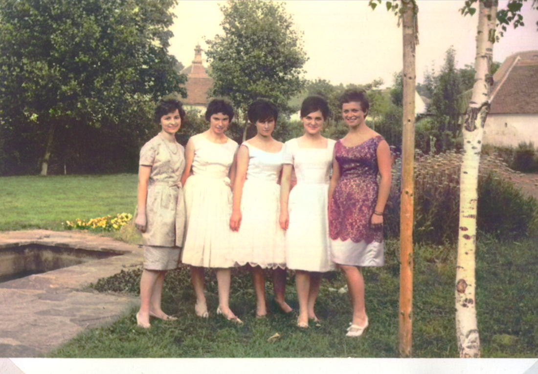 HBLA Oberwart: Schülerinnen der Nähfachschule vor dem neuen Schulgebäude (Badgasse 5) / Oswald