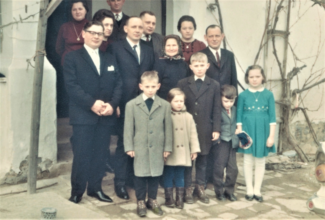 Hochzeit Isabella Baliko und Ernst Tölly am 4. Juli 1967: der Bräutigam verlässt das Elternhaus (Mühlgasse 7)