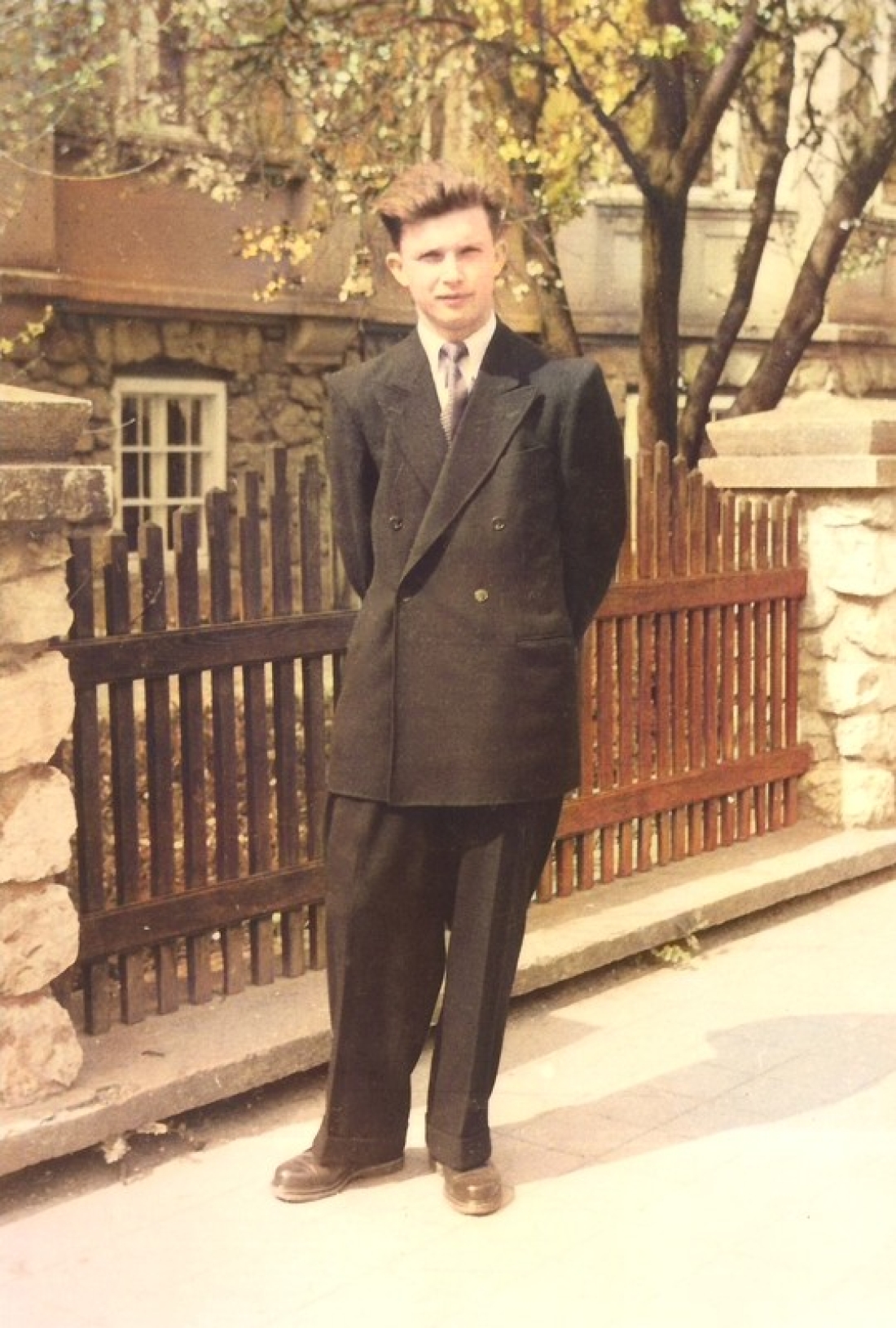 Erich Langer (*1934/+2010) vor der Glatz-Villa in der Evang. Kirchengasse 4