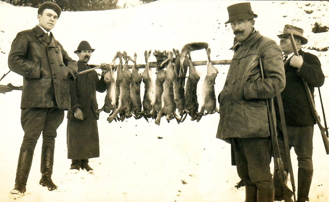 Die Jäger nach erfolgreicher Treibjagd: die Strecke - 10 Feldhasen